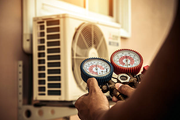 Professional Hvac technician working in Mexico, MO